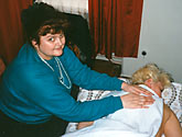 Чехова Галина Кузьминична работает с пациентом. Медицинский массаж. Лечение болезней спины, детского церебрального паралича, травматической эпилепсии, травм, припадков, восстанавление слуха.